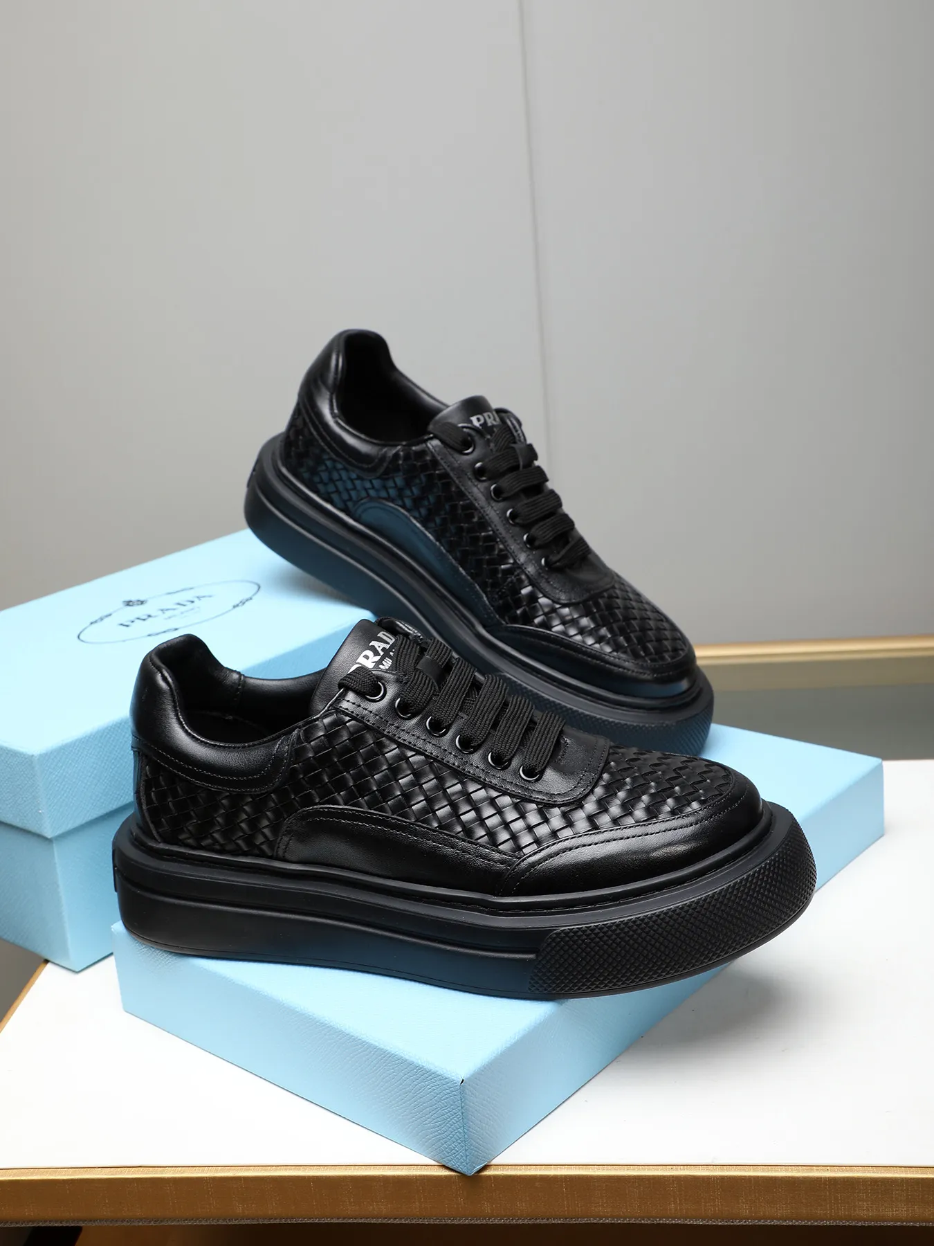 Men's shoes 💰500 Prada/Prada Men's new casual shoes, this upper is made of imported calfskin. The outside is decorated with the P family's classic metal triangle enamel logo, with cowhide lining and cowhide for the foot pads. The outsole is made of non-slip sports exclusive rubber outsole with logo, which feels good on the feet. It is a fashionable and fashionable item!  Size: 38-44 (45 customized)